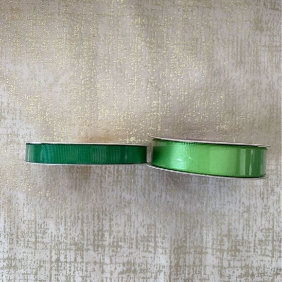 Bundle of Green St Patrick Day Items: Necklaces, Pins, Ribbon & Barrettes. 🍀 - Picture 12 of 13